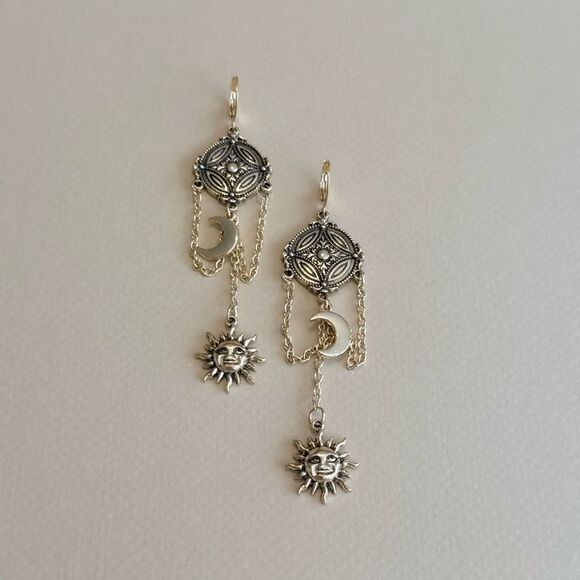 Boho Sun Moon Dangle Earrings M1206 - Picture 1 of 3